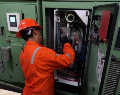 Personal técnico trabajando en un equipo industrial