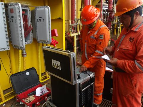 Personal técnico realizando pruebas de campo en aplicación de Oil y Gas