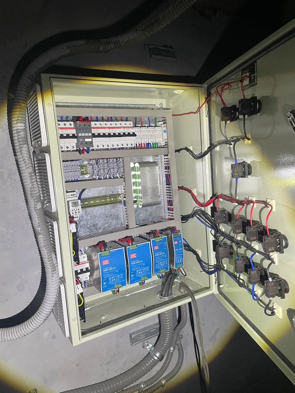 Interior de gabinete de control con fuentes, protecciones y cableado