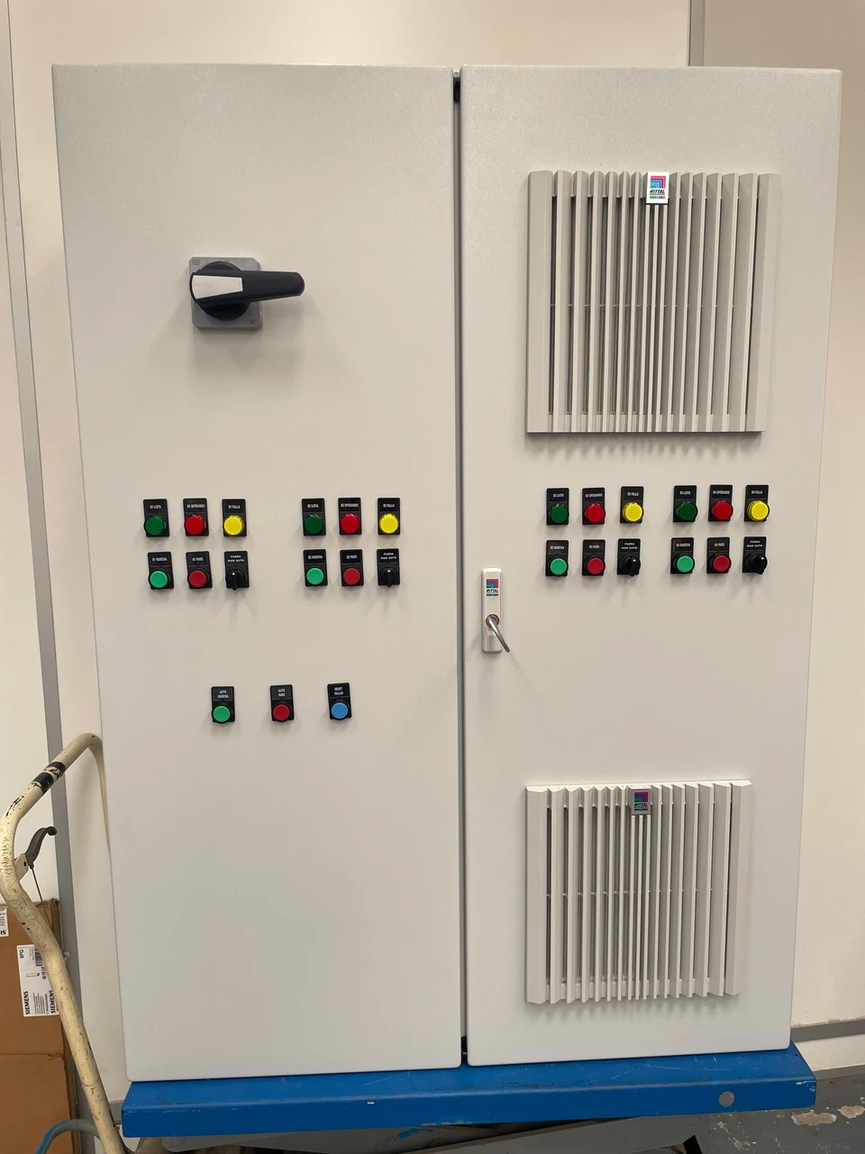 Gabinete de control cerrado con pulsadores y rejillas de ventilación