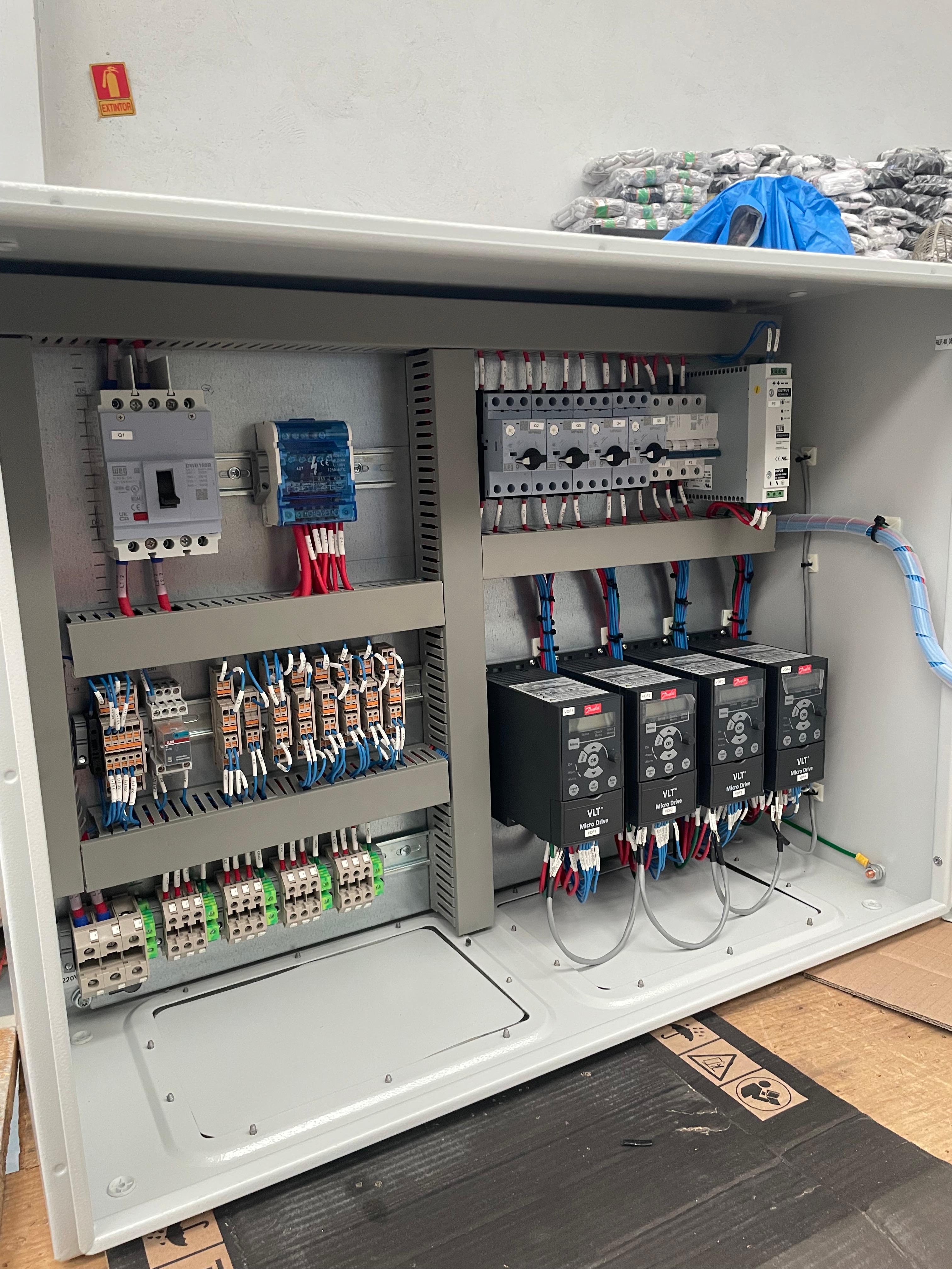 Tablero de control industrial con PLC y variadores