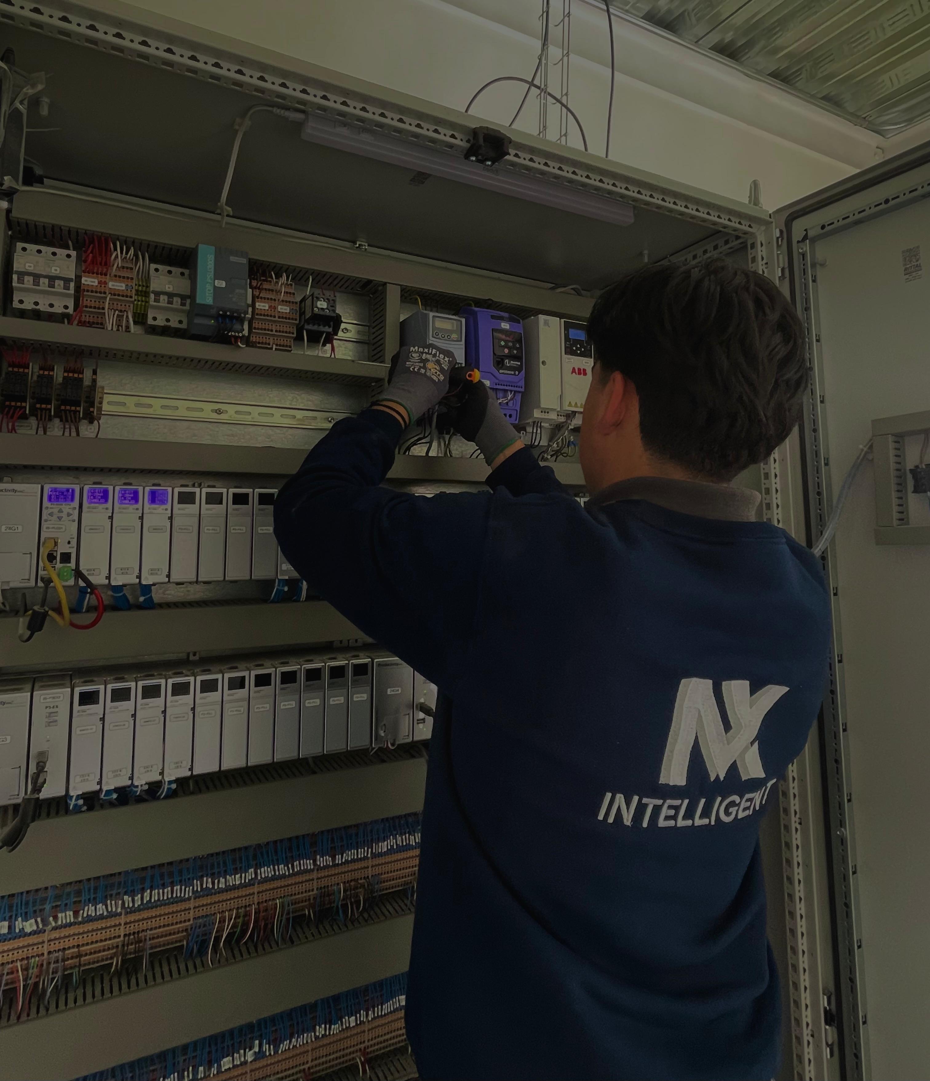 Integración de variadores y PLC en tablero de automatización
