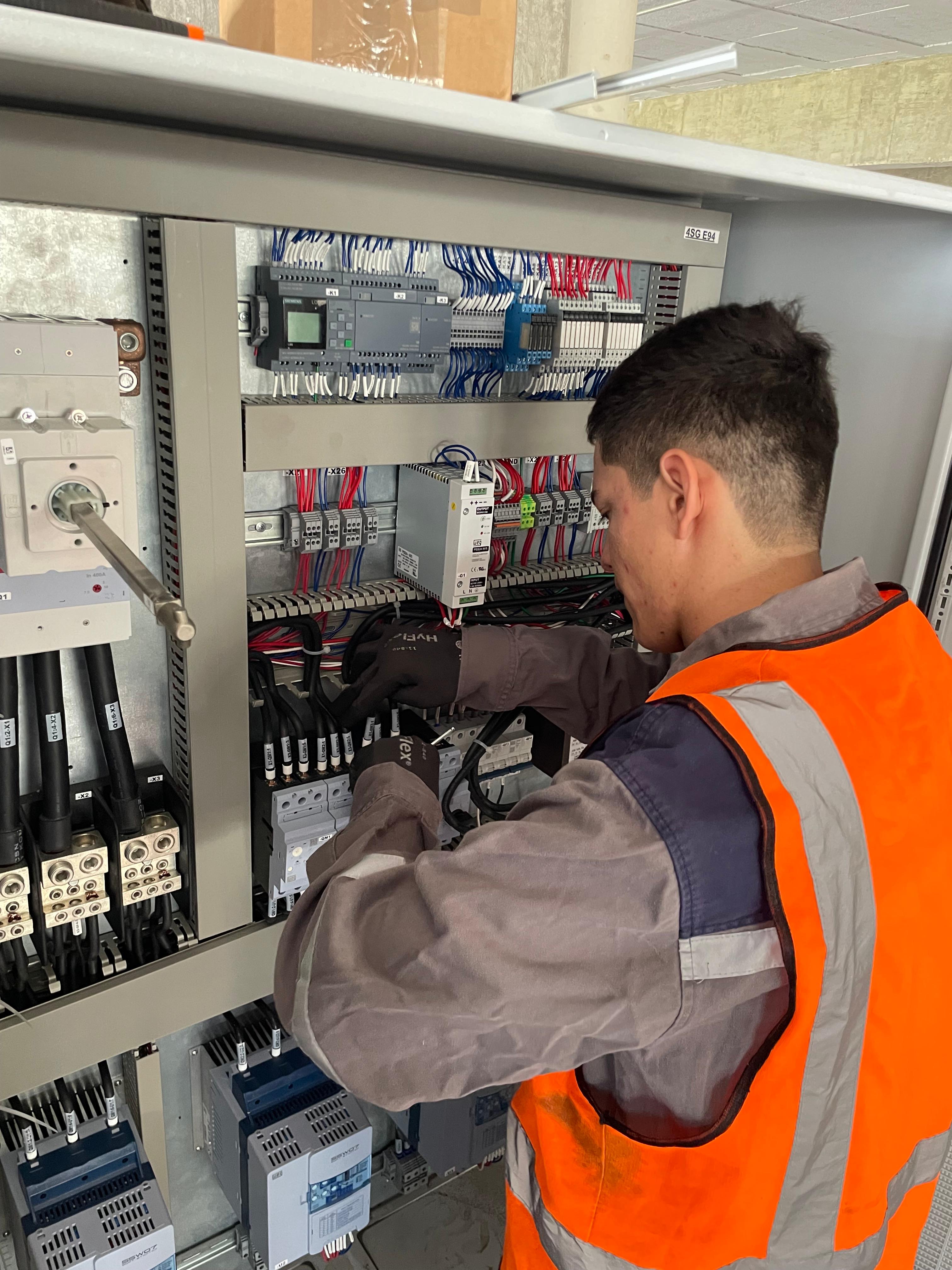 Personal técnico durante comisionamiento en tablero industrial